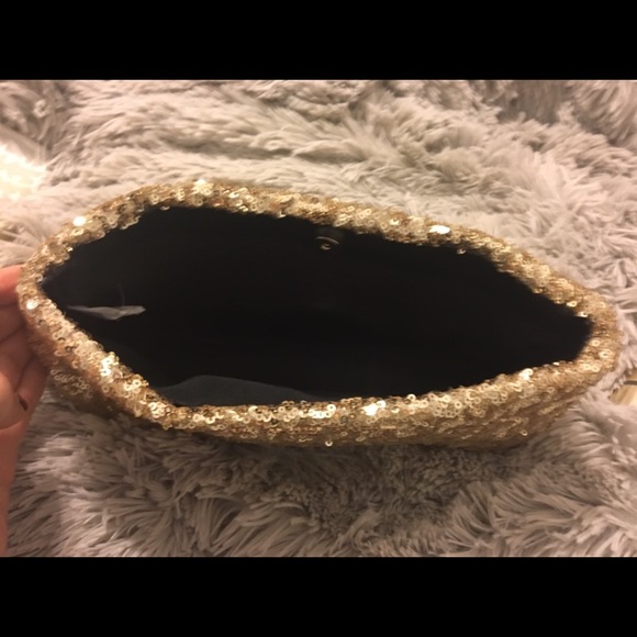 VS clutch with gold fragrance lotion and wash - Picture 5 of 5